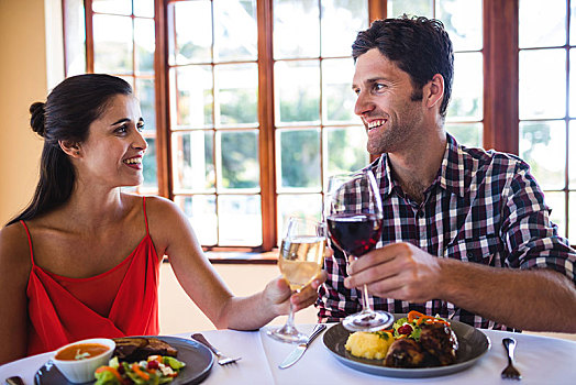 情侣,祝酒,葡萄酒杯,桌子,餐馆