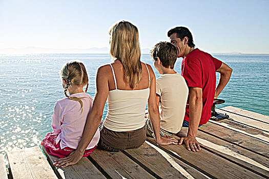 家庭,坐,码头,一起