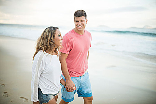 年轻,情侣,漫步,牵手,伊帕内玛海滩,里约热内卢,巴西