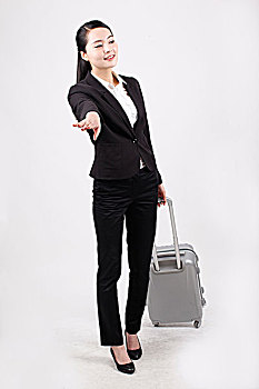 一个拉着行李箱的商务女士