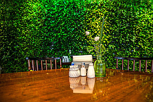 绿植墙前的餐桌