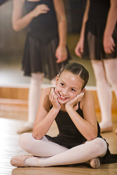 肖像,芭蕾舞者,女孩,8-9岁,坐在地板上,舞蹈室,练习,背景