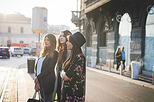 三个女人,年轻,等待,城市街道