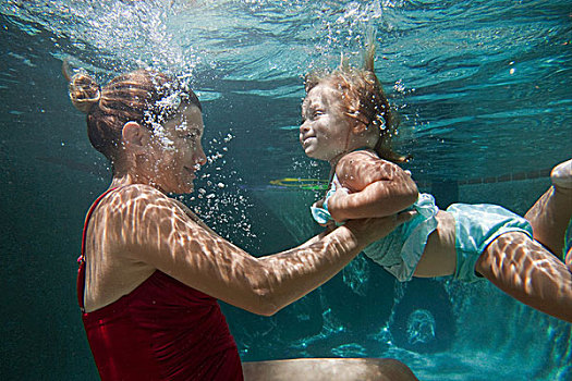 水下,母亲,拿着,女儿,帮助,学习,游泳