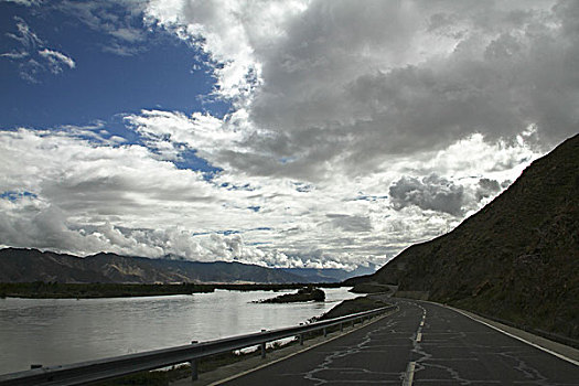 西藏山南河谷雅鲁藏布江边公路