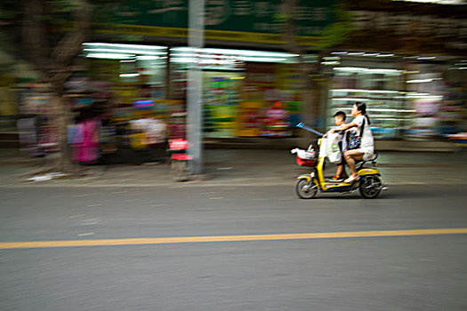 回家,接孩子,电瓶车,骑行