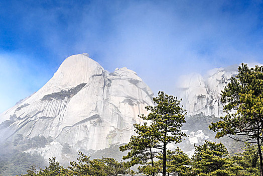 雾锁天柱山