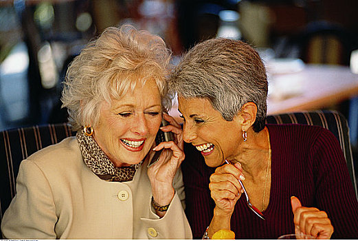 两个女人,手机
