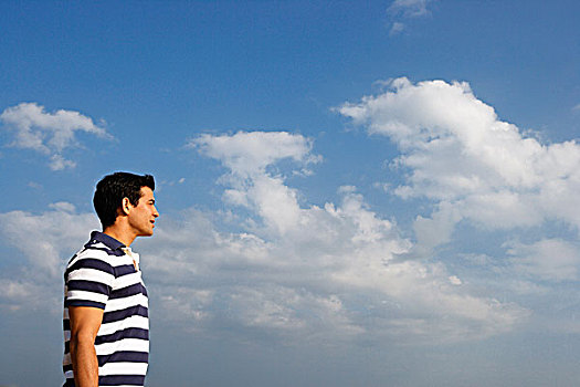 男青年,看,天空