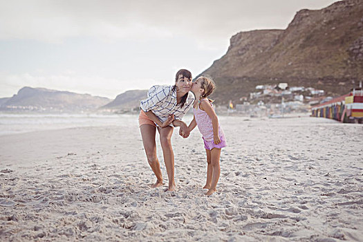 女孩,吻,母亲,站立,海滩,沙子