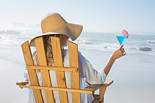 女人,放松,折叠躺椅,海洋,拿着,鸡尾酒