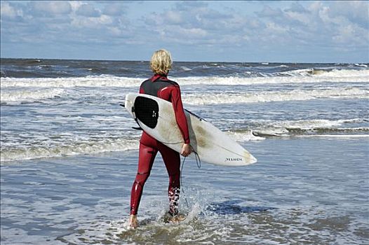 年轻,金发,男人,红色,潜水服,冲浪板,海滩,荷兰南部,荷兰