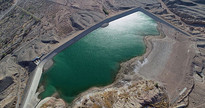 新疆哈密,航拍山区引水工程
