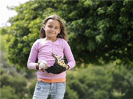 女孩,7-9岁,站立,公园,棒球,手套,微笑,正面,头像