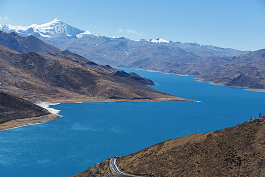 俯瞰西藏羊卓雍措景区湖光山色自然风光