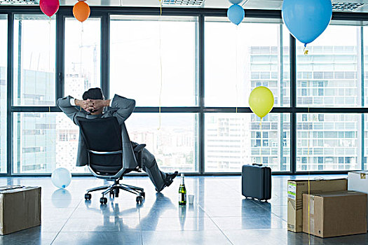 商务人士,坐,新,办公室,气球,盒子