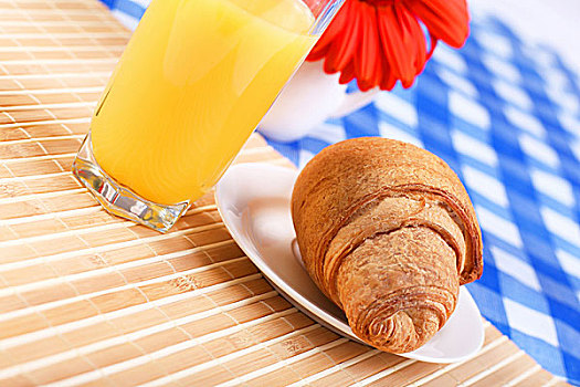 欧式早餐,牛角面包,橙汁