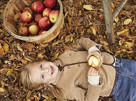 女孩,肖像,躺下,叶子,篮子,苹果