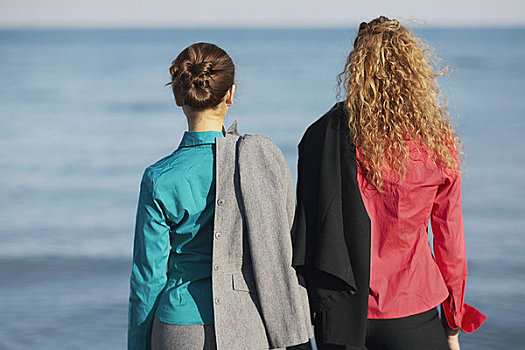 后视图,两个女人,站立,海滩