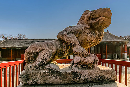 北京市白塔寺狮虎兽雕塑建筑