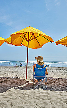 后视图,女性,游客,坐,海滩伞,阿雷基帕,秘鲁