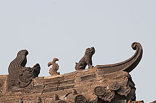 中国传统建筑房脊上的龙砖雕装饰