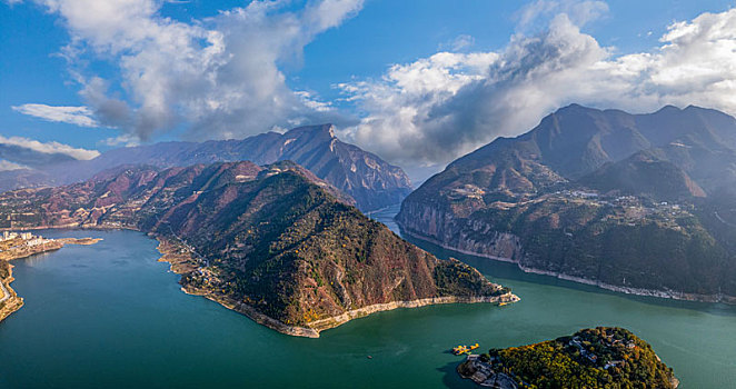 航拍2022三峡瞿塘峡红叶季