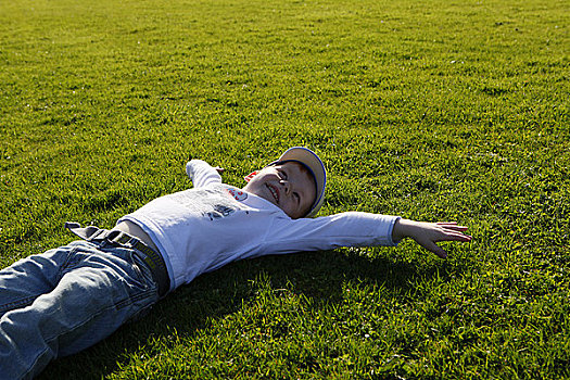 英格兰,西米德兰兹郡,伯明翰,男孩,躺着,草,阳光