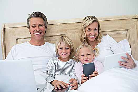 家庭,数码,手机,笔记本电脑,床,卧室,在家