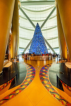 阿联酋迪拜朱美拉海滩阿拉伯塔,帆船,酒店内,超大圣诞树