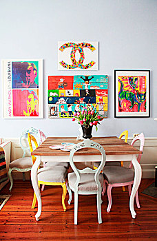 就餐区,老式,椅子,涂绘,多样,彩色,绘画,亮光,灰色,墙壁,时期,公寓