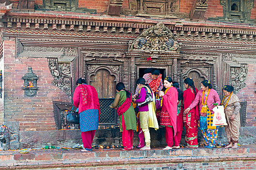 女人,排队,供品,庙宇,帕坦,杜巴广场,拉利特普尔,地区,尼泊尔,亚洲