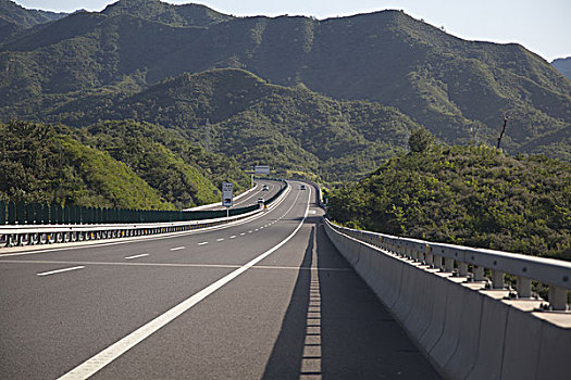 平坦干净的高速公路