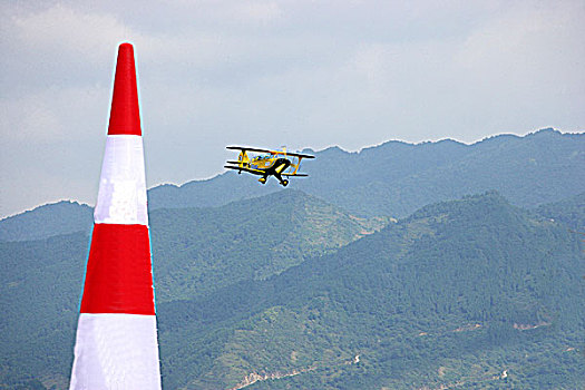 首届重庆梁平航展上的双翼机飞机特技飞行表演