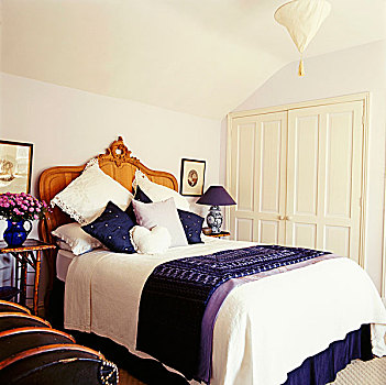 床,雕刻,床头板,蓝色,白色,纺织品,正面,合适,衣柜,阁楼,房间,倾斜,天花板
