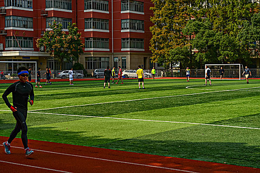 上海交通大学校园足球场运动的学生和校园景致