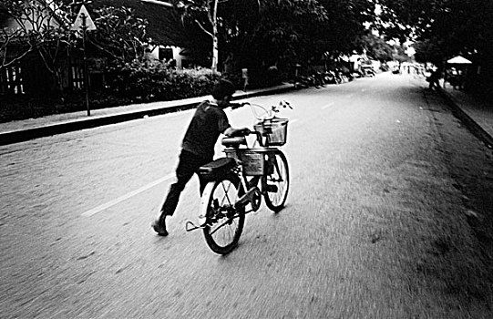 男孩,推,自行车,向上,荒芜,街道,黎明,琅勃拉邦,老挝