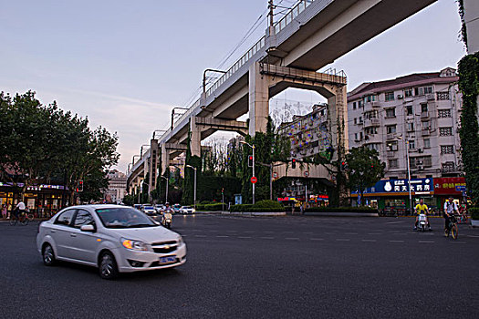 上海暮色下的城市景观