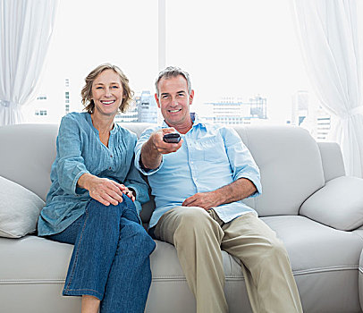 满意,中年夫妇,坐,沙发,看电视,在家,客厅