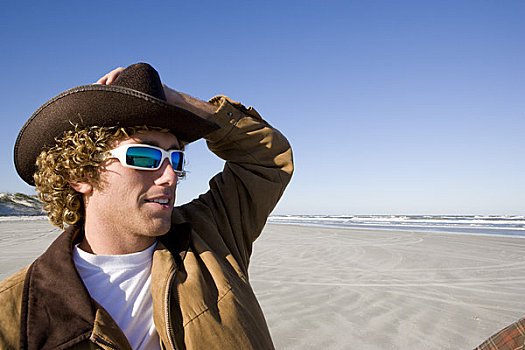 特写,男青年,戴着,墨镜,牛仔帽,海滩