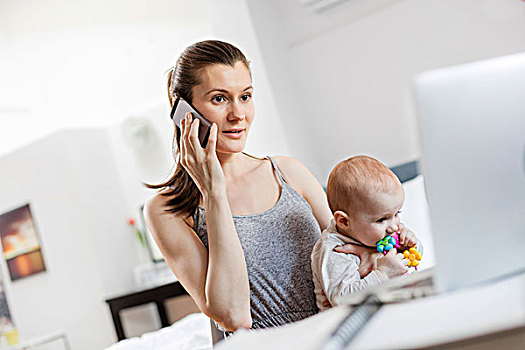 母亲,抱孩子,女儿,工作,笔记本电脑,交谈,手机