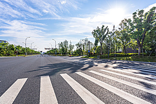 城市天际线与城市公路