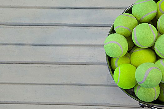俯视,网球,金属,桶,白色背景,木桌子