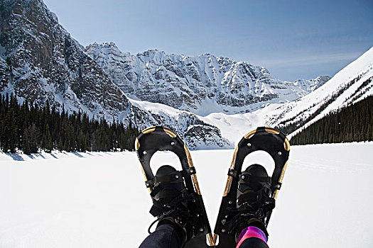 班芙国家公园,艾伯塔省,加拿大,一对,雪鞋,积雪,湖