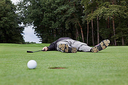 發狂,打高爾夫,躺著,球洞區,球,邊緣,洞