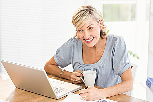 微笑,职业女性,工作,笔记本电脑,头像,办公室