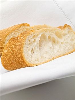 两个,法式面包片,白色背景,布餐巾