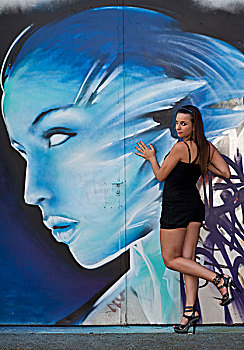 女青年,穿,热裤,高跟鞋,姿势,正面,涂鸦,墙壁