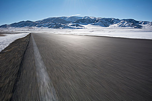 冬天雪山背景路面风光