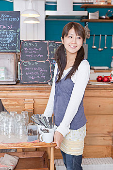 咖啡店工作的年轻女性